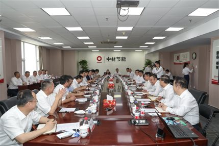 集團黨委書記、董事長周育先蒞臨中材節能調研指導